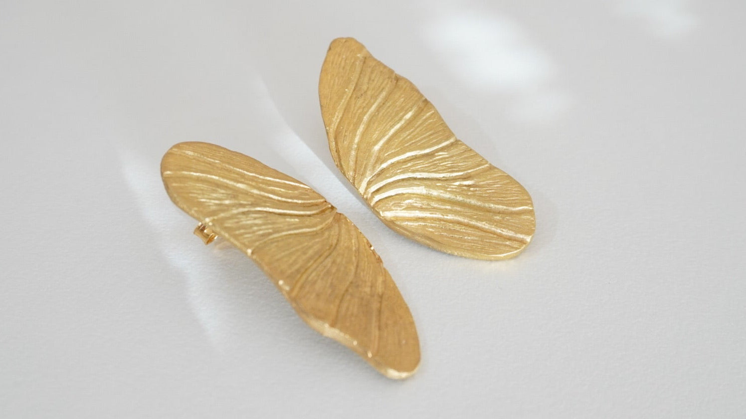 Brinco asa banho de ouro 18k com base em prata 925